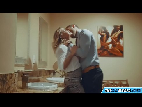 ❤️ Ilehoria busti batek komun publiko batean seduzitzen zaituenean ☑ Pornografia gogorra %eu.passionateembracespotlight.ruan ❌